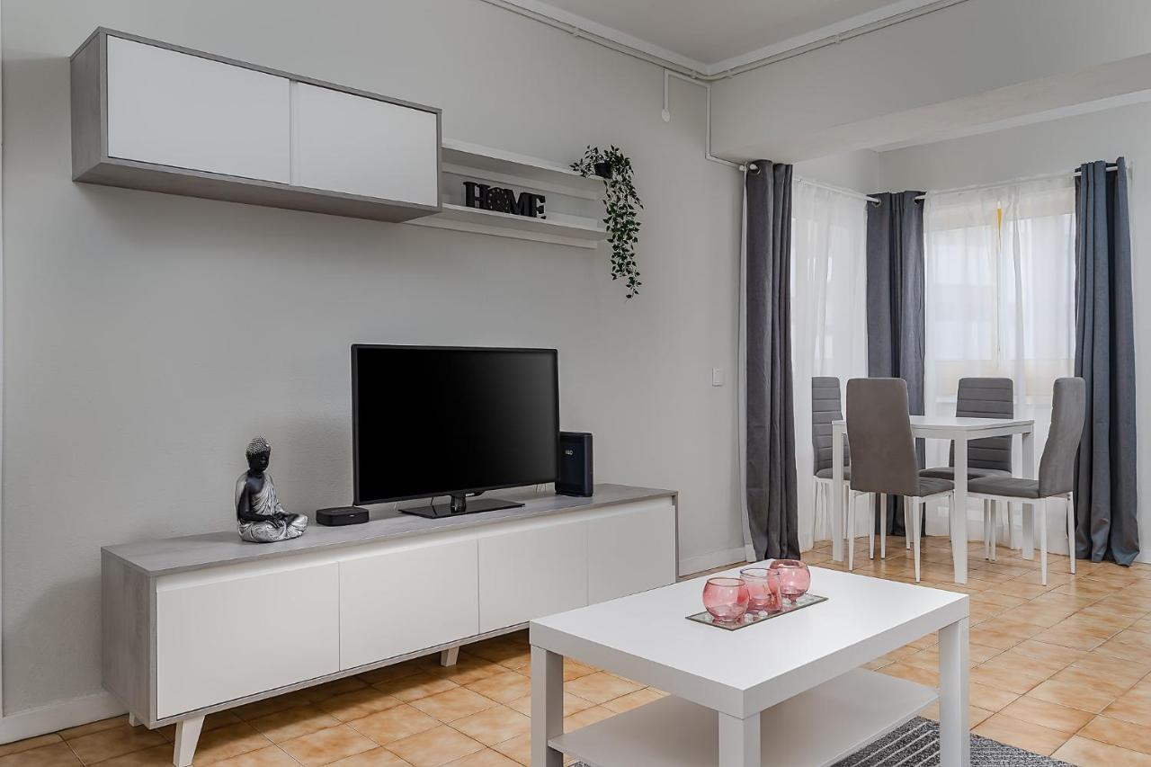 Sunny Flat W/ Balcony & Pool By Lovelystay Portimão Buitenkant foto