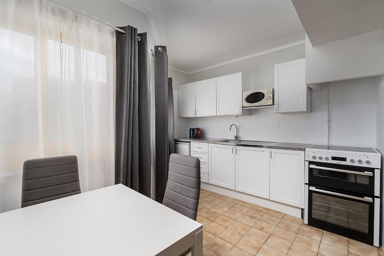 Sunny Flat W/ Balcony & Pool By Lovelystay Portimão Buitenkant foto